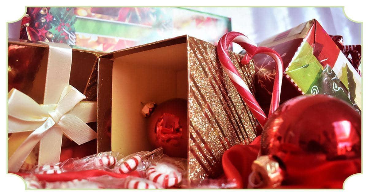 Cadeaux dorés et boules de Noël rouge