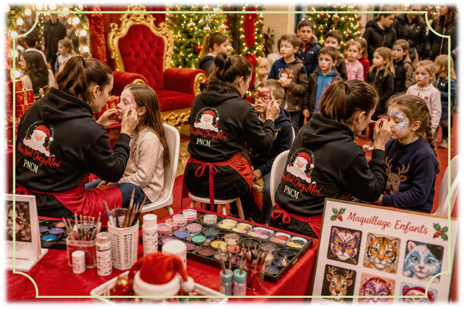 Maquilleuses enfants de Noël sur un arbre de Noël d'entreprise