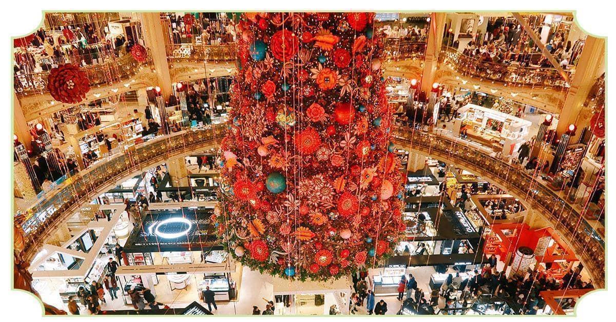 Un grand magasin parisien luxueusement décorée pour Noël