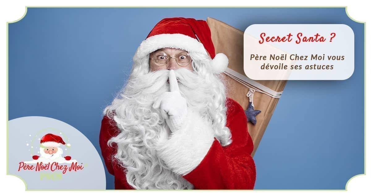 Le Père Noël, avec des cadeaux, faisant signe de ne pas parler... Chuttt...
