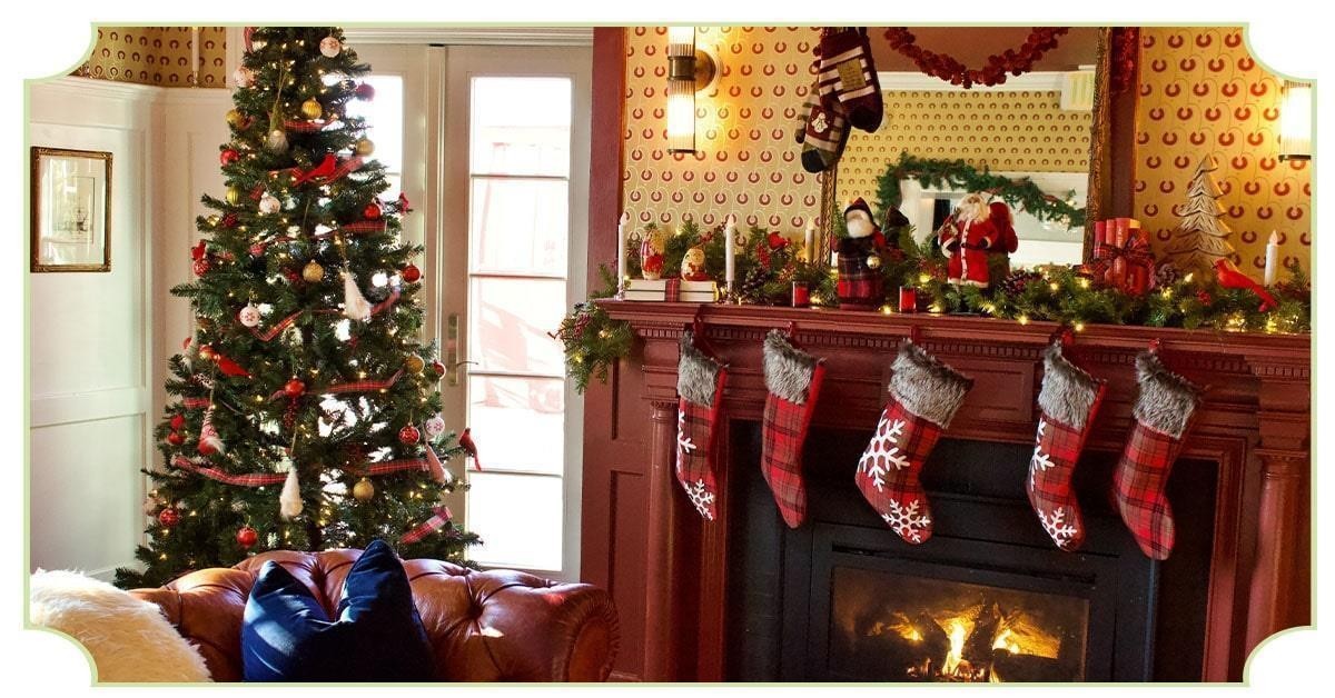 Un séjour avec cheminée, richement décoré pour Noël
