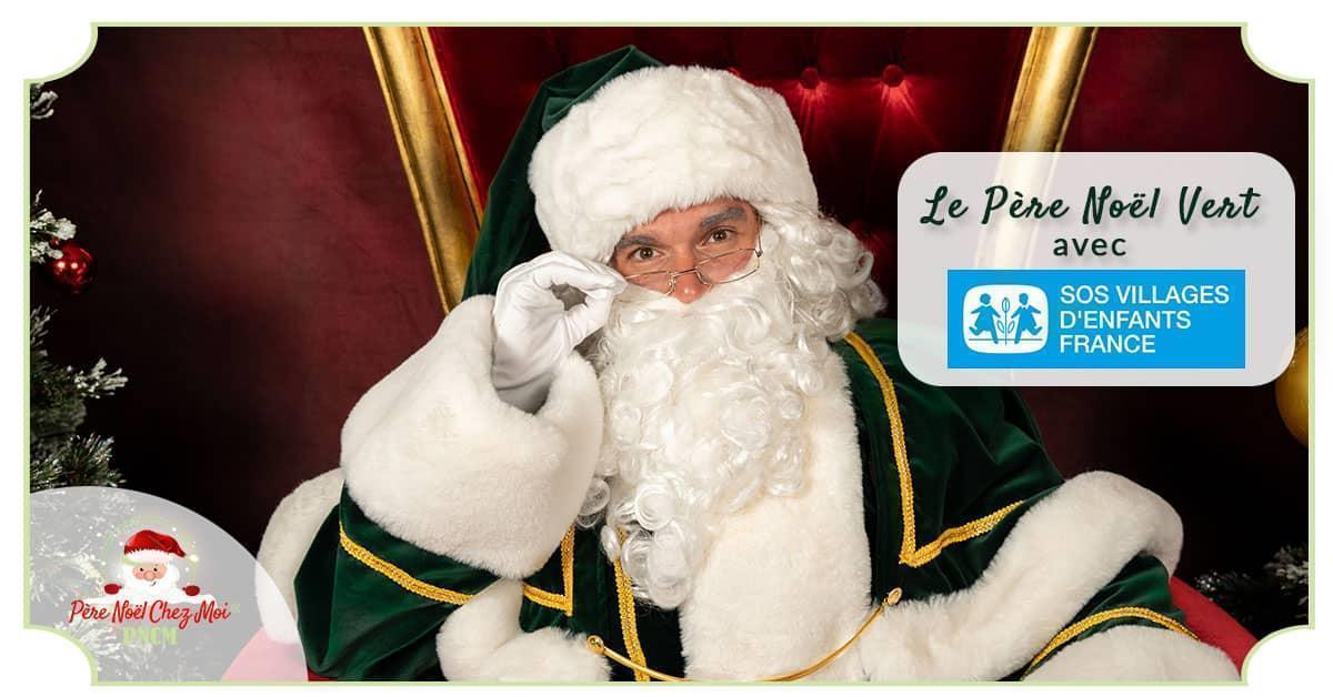 Le Père Noël, vêtu de son habit vert, avec un air malicieux
