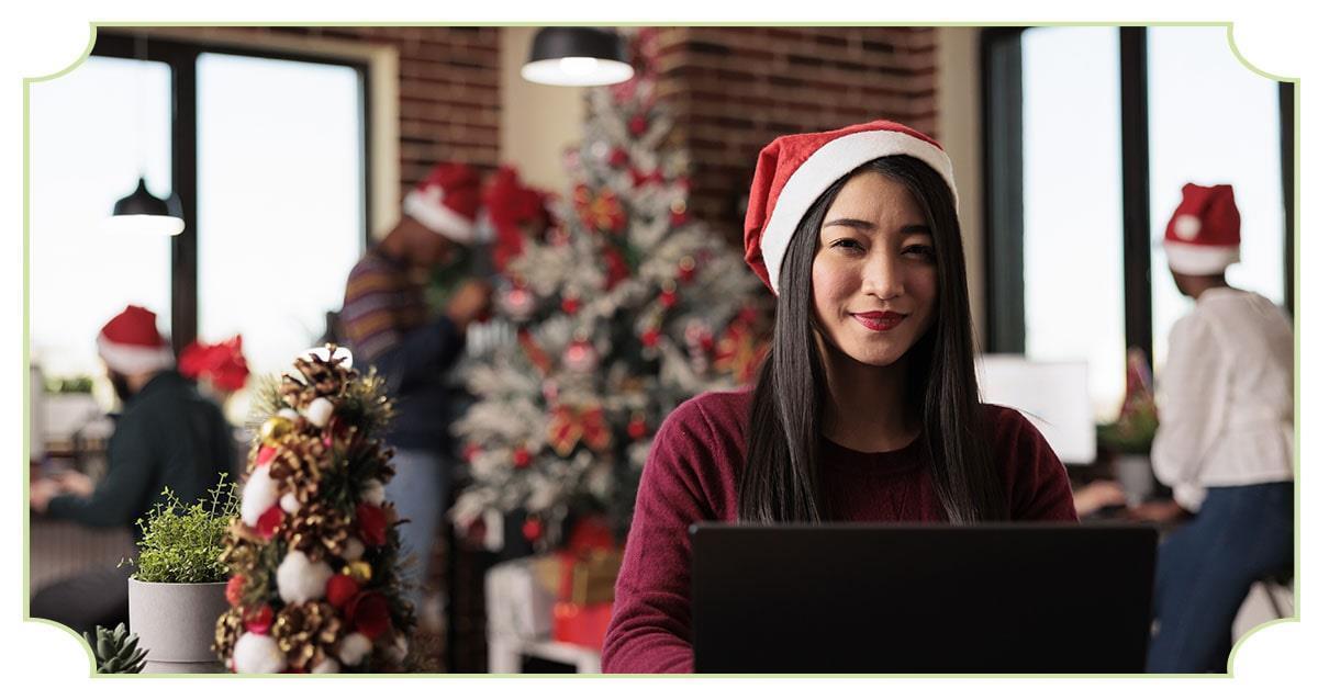 Une employée de bureau avec un bonnet de Noël