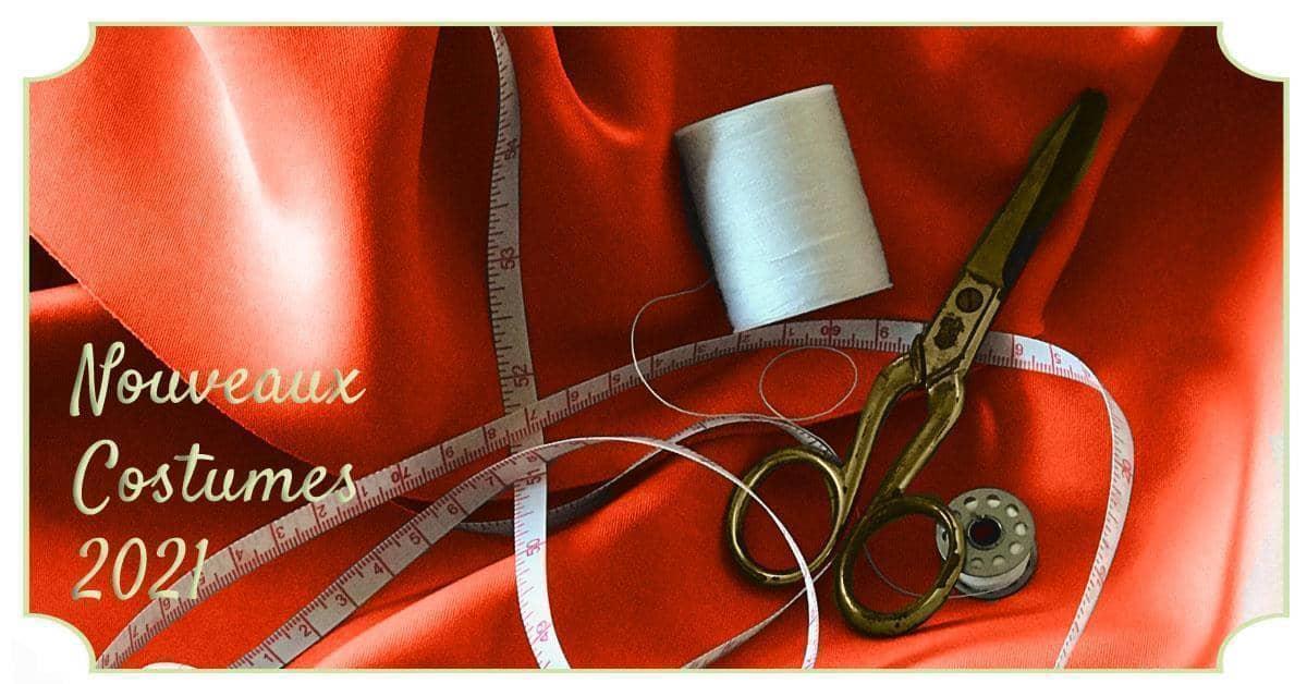 Une bobine de fil, un ciseau et un mètre de couturière sur un beau tissu rouge Père Noël